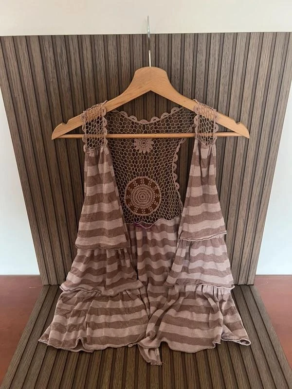 Colete Boho Chic às Riscas com Costas em Crochet